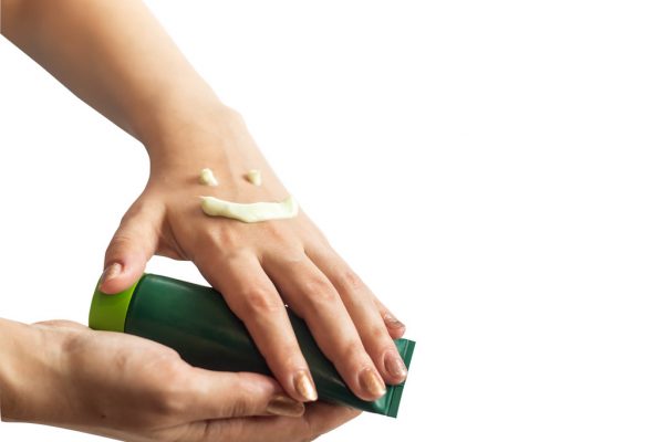 Apply cream for left hand itches